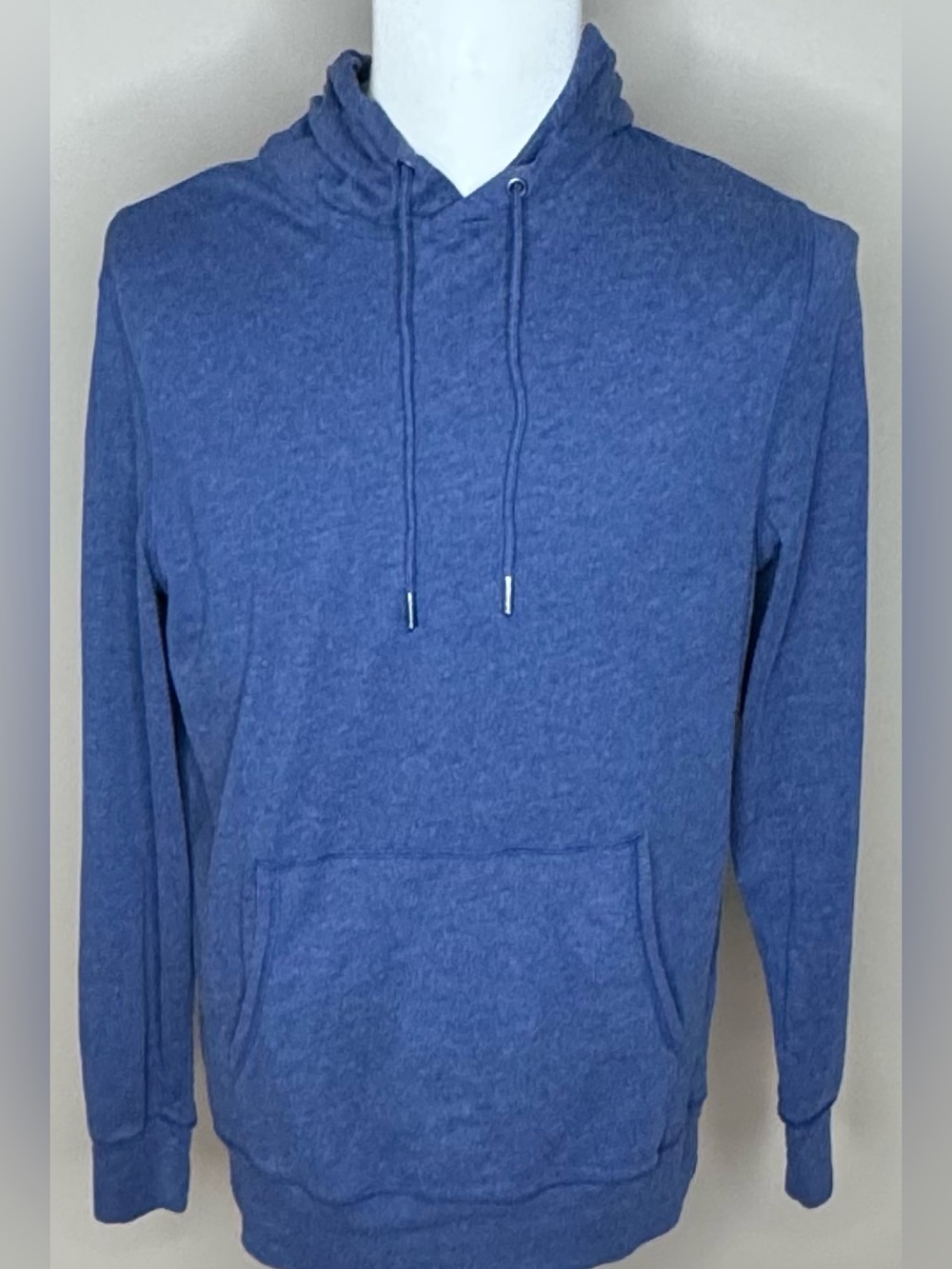 Amazon Essentials men’s blue hooded sweatshirt with pockets size M.